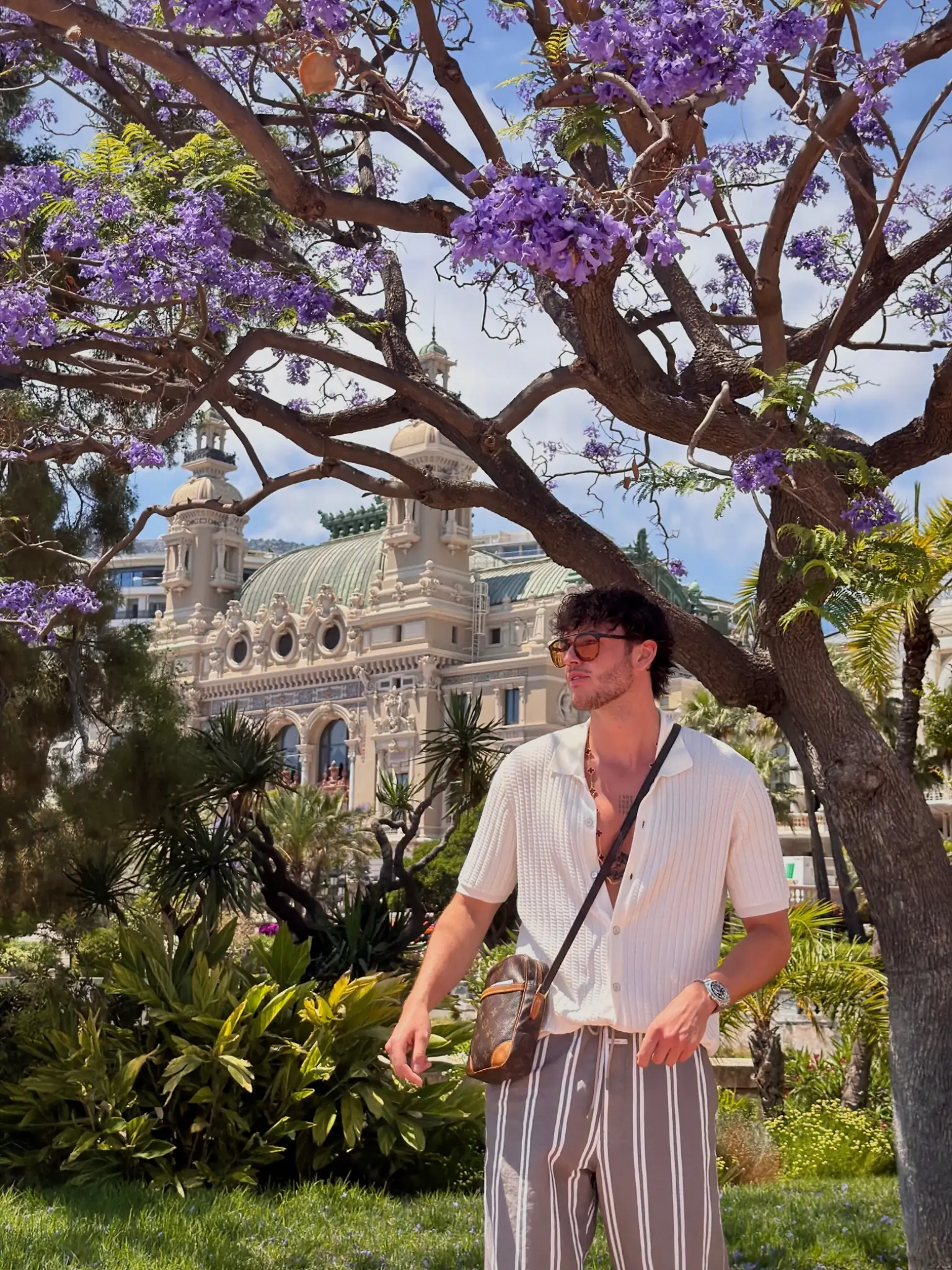 Ben Heigl vor historischer Architektur in Monaco